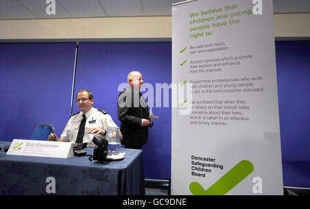 Nick Jarman (à droite), directeur intérimaire des services à l'enfance de Doncaster, et Bob Sanderson, surintendant en chef de la police du Yorkshire du Sud, lors d'une conférence de presse à Doncaster à la suite de la condamnation de deux garçons pour une attaque brutale contre deux autres enfants à Edlington. Banque D'Images