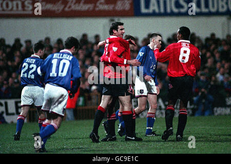 Soccer - FA Carling Premiership - Oldham Athletic v Manchester United - Boundary Park.ERIC CANTONA MANCHESTER UNITED CÉLÈBRE LE SCORE DE V OLDHAM ATHLETIC Banque D'Images