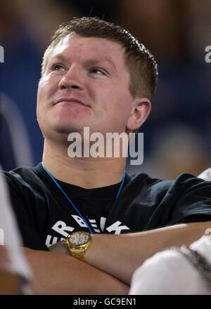 Le boxeur Ricky Hatton regarde Andy Murray en Grande-Bretagne en action contre Rafael Nadal en Espagne lors de l'Open d'Australie au Melbourne Park à Melbourne Park, Melbourne. Banque D'Images