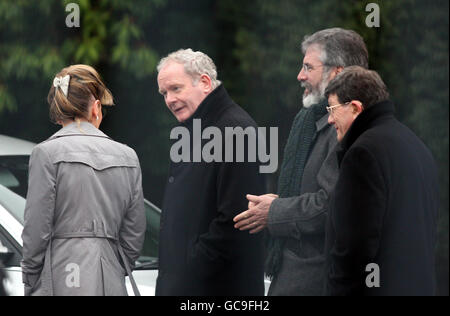 (De gauche à droite) Martina Anderson, vice-première ministre de l'Irlande du Nord, Martin McGuinness, le président de Sinn Fein, Gerry Adams, et Pat Doherty, dans le domaine du château de Hillsborough. Des pourparlers ont lieu dans le but de trouver un accord entre Sinn Fein et le DUP sur la dévolution des pouvoirs de police et de justice à Stormont. Banque D'Images