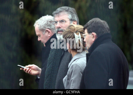 (Gauche - droite) Premier ministre adjoint de l'Irlande du Nord Martin McGuinness, le président de Sinn Fein Gerry Adams, Martina Anderson et Pat Doherty marchent dans le parc du château de Hillsborough.Des pourparlers ont lieu dans le but de trouver un accord entre Sinn Fein et le DUP sur la dévolution des pouvoirs de police et de justice à Stormont. Banque D'Images