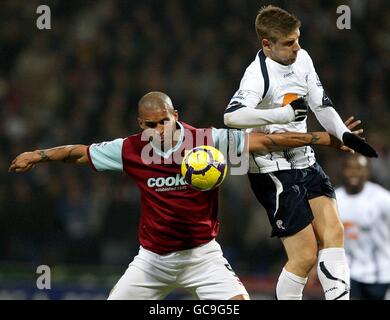 Football - Barclays Premier League - Bolton Wanderers / Burnley - Reebok Stadium.Clarke Carlisle de Burnley (à gauche) et Ivan Klasnic de Bolton Wanderers (à droite) en action Banque D'Images