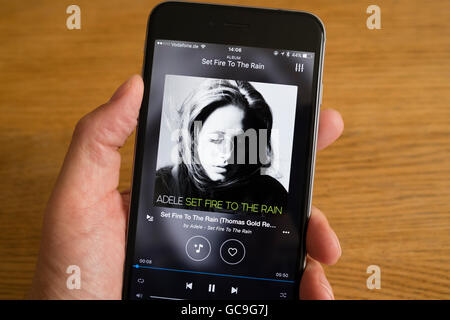 Détail de l'écran de l'application de streaming musical de marée sur l'iPhone 6 smart phone Banque D'Images