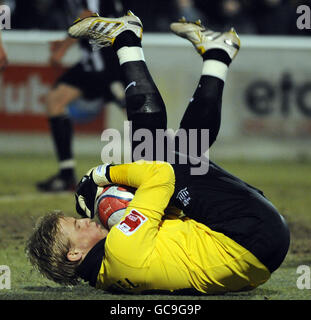 Kasper Schmeichel, gardien de but du comté de Notts, fait une économie lors du match Coca-Cola League Two à Victoria Road, Dagenham. Banque D'Images