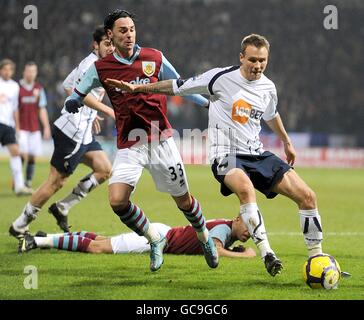 Football - Barclays Premier League - Bolton Wanderers / Burnley - Reebok Stadium.Chris Eagles de Burnley (à gauche) et Matthew Taylor de Bolton Wanderers (à droite) en action Banque D'Images