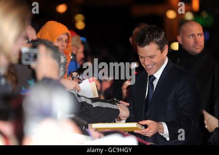 Matt Damon chante des autographes alors qu'il arrive pour la première britannique d'Invictus à l'Odeon Leicester Square, Londres. Banque D'Images