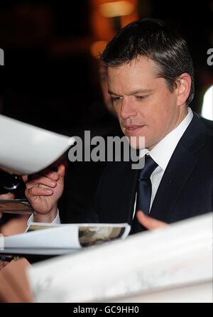 Matt Damon chante des autographes alors qu'il arrive pour la première britannique d'Invictus à l'Odeon Leicester Square, Londres. Banque D'Images