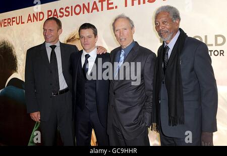 (G-D) François Pienaar, Matt Damon, Clint Eastwood et Morgan Freeman à la première britannique d'Invictus à l'Odeon Leicester Square, Londres. Banque D'Images