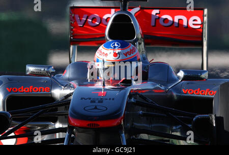 Jenson Button, en Grande-Bretagne, pilote la nouvelle McLaren MP4-25 lors de la séance d'essais de Formule 1 au circuit de la Comunitat Valenciana Ricardo Tormo, Valence, Espagne. Banque D'Images