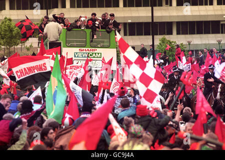 Football - coupe FA 1994 - défilé de la victoire en hommage au pays - Manchester United.Des milliers de fans suivent la route pour assister au défilé de Manchester United à la fois leurs trophées lors de leur retour à la maison depuis la victoire de la coupe FA. Banque D'Images