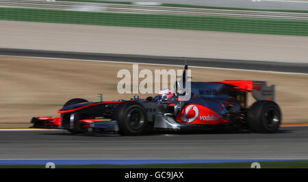 Jenson Button, en Grande-Bretagne, pilote la nouvelle McLaren MP4-25 lors de la séance d'essais de Formule 1 au circuit de la Comunitat Valenciana Ricardo Tormo, Valence, Espagne. Banque D'Images