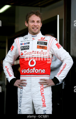 Jenson Button, en Grande-Bretagne, pose une photo avec la nouvelle McLaren MP4-25 lors de la séance d'essais de Formule 1 au circuit de la Comunitat Valenciana Ricardo Tormo, Valence, Espagne. Banque D'Images