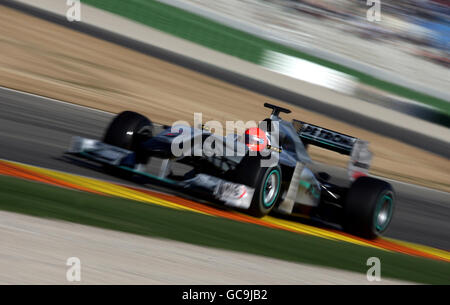 Michael Schumacher en Allemagne teste la nouvelle Mercedes lors de la session d'essais de Formule 1 au circuit de la Comunitat Valenciana Ricardo Tormo, Valence, Espagne. Banque D'Images