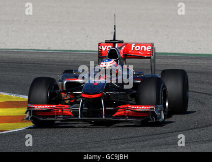 Jenson Button, en Grande-Bretagne, pilote la nouvelle McLaren MP4-25 lors de la séance d'essais de Formule 1 au circuit de la Comunitat Valenciana Ricardo Tormo, Valence, Espagne. Banque D'Images