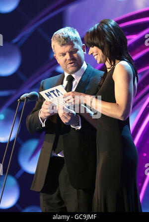 Adrian Chelles (à gauche) et Christine Bleakley lors des National Television Awards 2010, à l'Arena 02, Londres. Banque D'Images