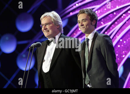 William Roache (à gauche) et Jack Shepherd lors des National Television Awards 2010, à l'Arena 02, Londres. Banque D'Images