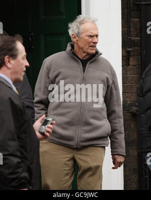 Directeur Clint Eastwood pendant le tournage de « ci-après » au Dickens Museum dans le centre de Londres. Banque D'Images