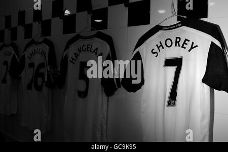 La chemise de la nouvelle signature de Fulham Nicky Shorey est suspendue Le dressing **LES ÉDITEURS VEUILLEZ NOTER QUE L'IMAGE A ÉTÉ CONVERTIE EN NOIR ET BLANC** Banque D'Images