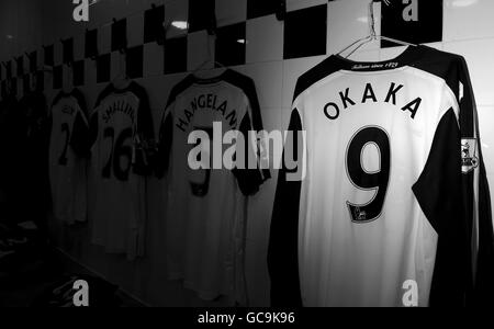 La chemise de Fulham de la nouvelle signature Stefano Okaka Chuka pend Dans le dressing **LES ÉDITEURS S'IL VOUS PLAÎT NOTER L'IMAGE ONT ÉTÉ CONVERTI EN NOIR ET BLANC** Banque D'Images