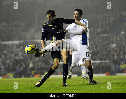 Tottenham Hotssursi Peter Crouch est bloqué par Lubomir Michalik de Leeds United lors du match de répétition de la quatrième ronde de la coupe FA à Elland Road, Leeds. Banque D'Images