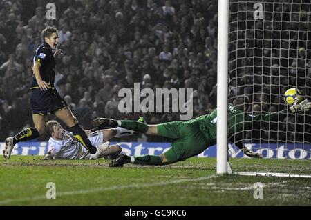 Luciano Becchio (au centre) de Leeds United marque son premier but Du jeu passé Tottenham Hotspur gardien Heurelho Gomes (droite) Banque D'Images