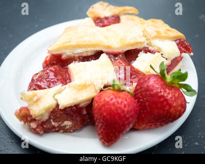 Une tranche de tarte fraise-rhubarbe de Zuppa Café à Edmonton, Alberta, Canada. Banque D'Images