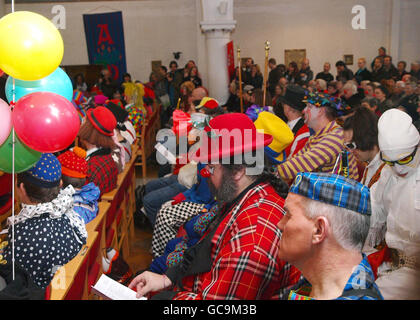 Clowns pendant le service de commémoration annuel du célèbre clown Joseph Grimaldi, dans l'église de la Sainte Trinité, Dalston, Londres. Banque D'Images