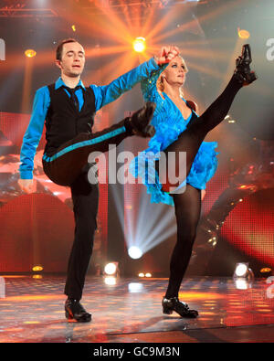 Les participants, Fancy Feet, pendant les répétitions pour la demi-finale du Sky1's Got to Dance, aux studios Maidstone de Kent. Banque D'Images