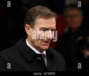 Le général Sir John McColl, Représentant militaire britannique principal en Irak en 2004, part après avoir témoigné à l'audience de l'enquête sur l'Iraq, au Centre de conférence Queen Elizabeth II, Westminster (Londres). Banque D'Images