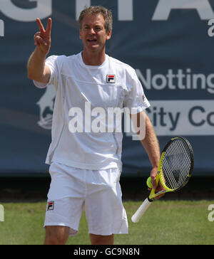 Le joueur suédois de tennis Anders Jarryd en action contre Cedric Pioline lors du premier jour des Nottingham Masters 2009. Banque D'Images