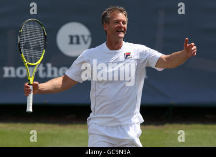 Le joueur suédois de tennis Anders Jarryd en action contre Cedric Pioline lors du premier jour des Nottingham Masters 2009. Banque D'Images