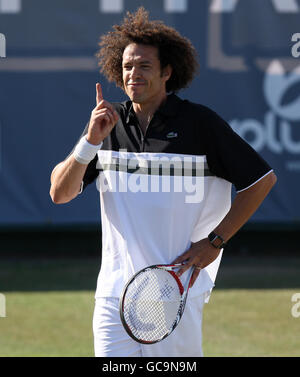 Tennis - Nottingham Masters 2009 - Premier jour - Nottingham tennis Centre.Le joueur de tennis marocain Younes El Aynaoui se lagne le doigt pendant le premier jour des Nottingham Masters 2009. Banque D'Images
