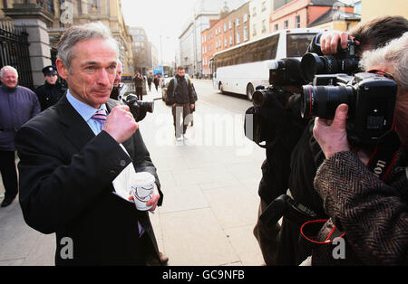 Le vice-président de fine Gael Richard Bruton (à gauche) alors qu'il quitte une réunion du parti à la Maison Leinster à Dublin à la suite de la démission spectaculaire du journaliste devenu politicien George Lee. Banque D'Images