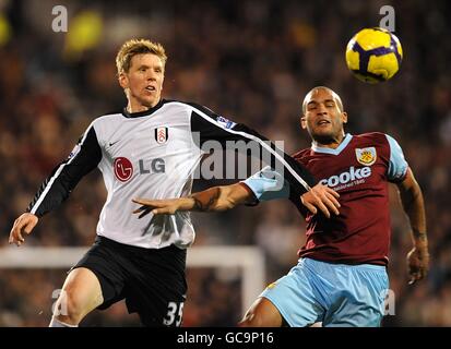 Football - Barclays Premier League - Fulham / Burnley - Craven Cottage.David Elm (à gauche) de Fulham et Clarke Carlisle (à droite) de Burnley se battent pour le ballon Banque D'Images