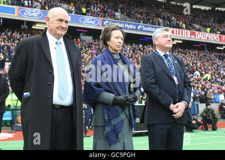 Pierre Camou (Président de la Fédération française de rugby) et Jim Stevenson (Président de la SRU) Présentez la princesse royale aux équipes écossaises et françaises Banque D'Images