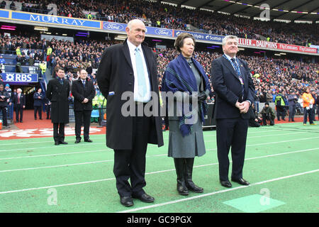 Pierre Camou (Président de la Fédération française de rugby) et Jim Stevenson (Président de la SRU) Présentez la princesse royale aux équipes écossaises et françaises Banque D'Images