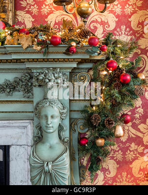 Papier peint damassé rouge et or avec hochet garland sur la cheminée dans la salle à manger de style victorien classé Grade I, Tours Carlton Gothique Banque D'Images