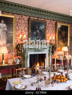 Des peintures à l'huile encadrée doré au-dessus de cheminée dans la salle à manger de style victorien classé Grade I, Carlton gothique Tours, East Riding Banque D'Images