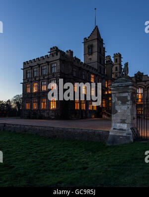 Vue de nuit de la façade extérieure, l'architecture du bâtiment bâtiment classé de style gothique victorien stately home Banque D'Images