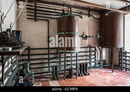 Ancienne salle de séchage contenant des réservoirs pour l'eau chaude. Banque D'Images