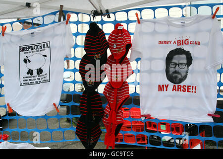 Football - Coca-Cola football League Championship - Nottingham Forest v Reading - The City Ground.Vue générale sur les marchandises de la forêt de Nottingham en vente à l'extérieur de la ville Banque D'Images