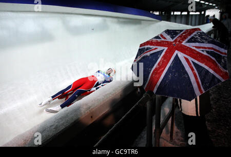 Adam Rosen, de la Grande-Bretagne, pendant sa deuxième course dans la luge des gens au Whistler Sliding Centre, Whistler, Canada. Banque D'Images