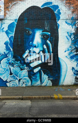 Sad girl graffitti sur mur à Liverpool Banque D'Images