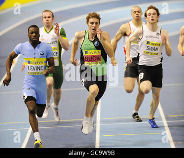 Richard Buck (au centre) sur la voie de la victoire dans les finales de Mens 400m pendant les épreuves mondiales d'Aviva et les championnats du Royaume-Uni à l'Institut anglais du sport, Sheffield. Banque D'Images