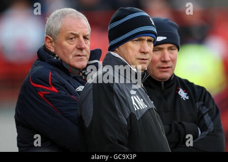 (De gauche à droite) Walter Smith, directeur des Rangers, Kenny McDowall, entraîneur et Ally McCoist, gestionnaire adjoint Banque D'Images