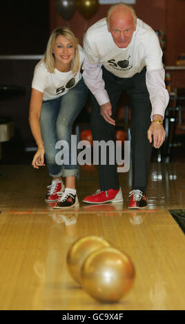 Strictly Come Dancing star Ali Bastian et ancien Britannique, européen et Commonwealth Heavyweight Boxing Champion, Sir Henry Cooper célèbrent le 50ème anniversaire du bowling à tenpin arrivant au Royaume-Uni, au Royale Leisure Park à Acton, dans l'ouest de Londres. Banque D'Images