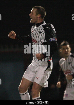 Andy Kirk, de Dunfermline, fête ses scores lors de la quatrième manche de la coupe Scottish FA à Ochilview Park, Stenhousemuir, en Écosse. Banque D'Images