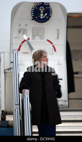 La secrétaire D'État AMÉRICAINE Hillary Clinton arrive à l'aéroport de Stansted, dans l'Essex, en prévision d'une conférence sur l'avenir de l'Afghanistan qui se tiendra à Londres. Banque D'Images