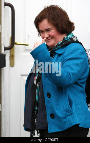 Susan Boyle donne un signe de pouce vers le haut à l'extérieur de sa maison à Blackburn, Lothian Ouest.La chanteuse est rentrée chez elle pour trouver un intrus dans sa maison après son retour de Londres mardi soir où elle avait aidé à enregistrer le single d'Haïti. Banque D'Images