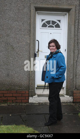 Susan Boyle à l'extérieur de sa maison à Blackburn, Lothian Ouest. La chanteuse est rentrée chez elle pour trouver un intrus dans sa maison après son retour de Londres mardi soir où elle avait aidé à enregistrer le single d'Haïti. APPUYEZ SUR ASSOCIATION photo. Date de la photo: Mercredi 27 janvier 2010. La police a arrêté un homme à la suite de l'incident, mais il a été relâché par la suite. Voir PA Story POLICE Boyle. Le crédit photo devrait se lire comme suit : Andrew Milligan/PA Wire Banque D'Images